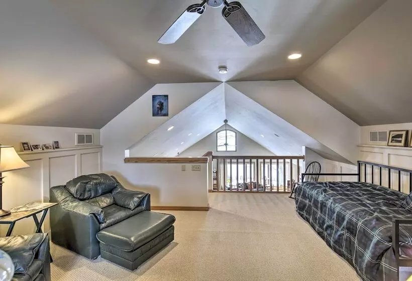 Pet Friendly Family Home Situated On Green Lake!