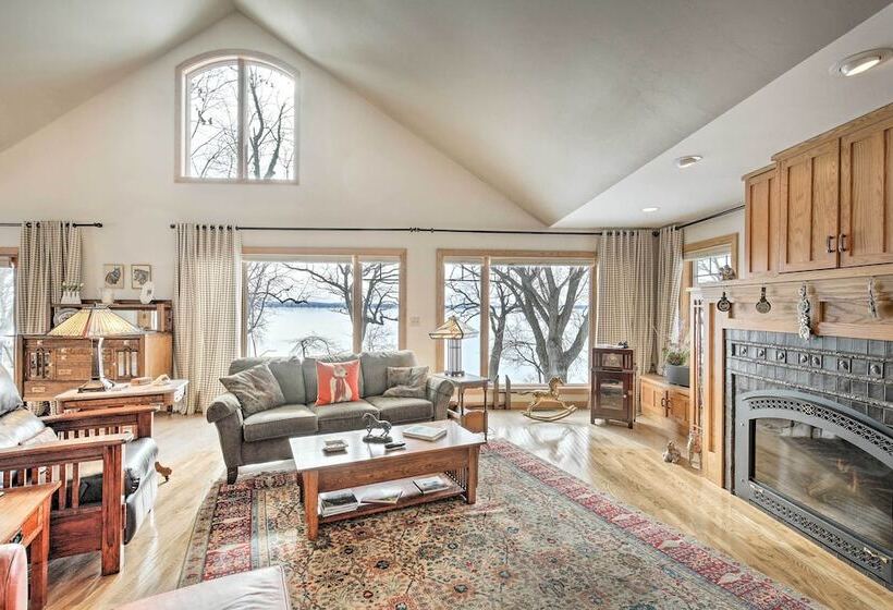 Pet Friendly Family Home Situated On Green Lake!