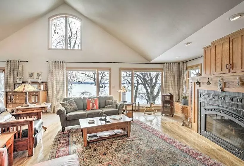 Pet Friendly Family Home Situated On Green Lake!