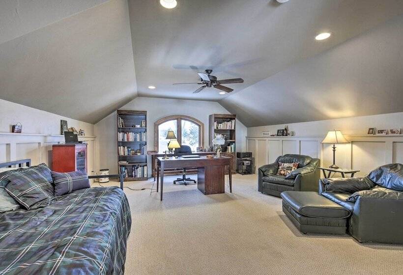 Pet Friendly Family Home Situated On Green Lake!