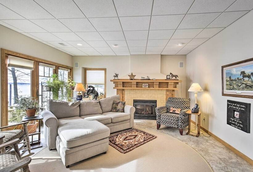 Pet Friendly Family Home Situated On Green Lake!
