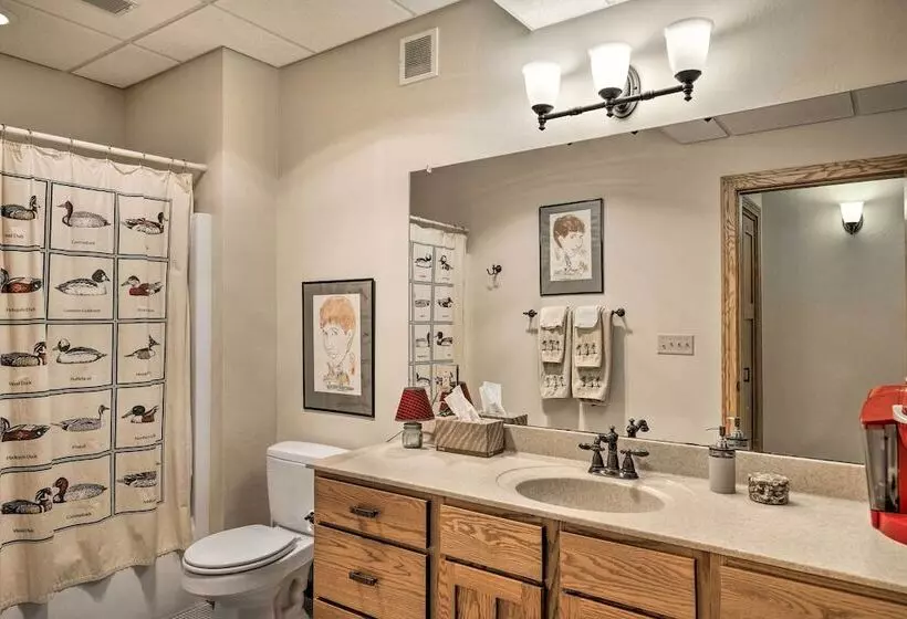 Pet Friendly Family Home Situated On Green Lake!