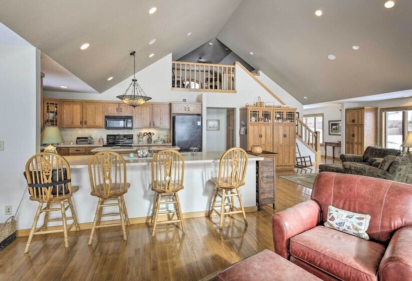 Pet Friendly Family Home Situated On Green Lake!