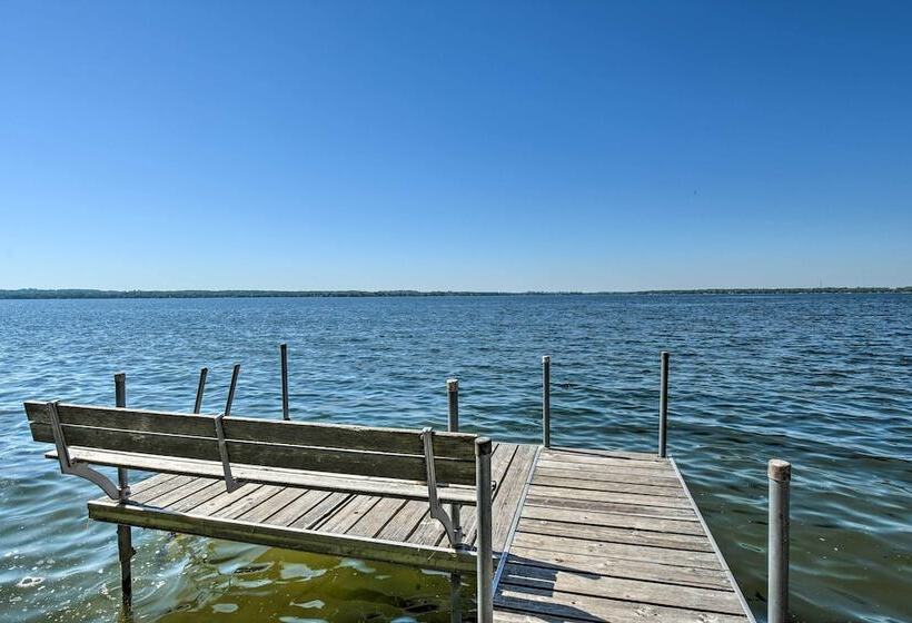 Pet Friendly Family Home Situated On Green Lake!