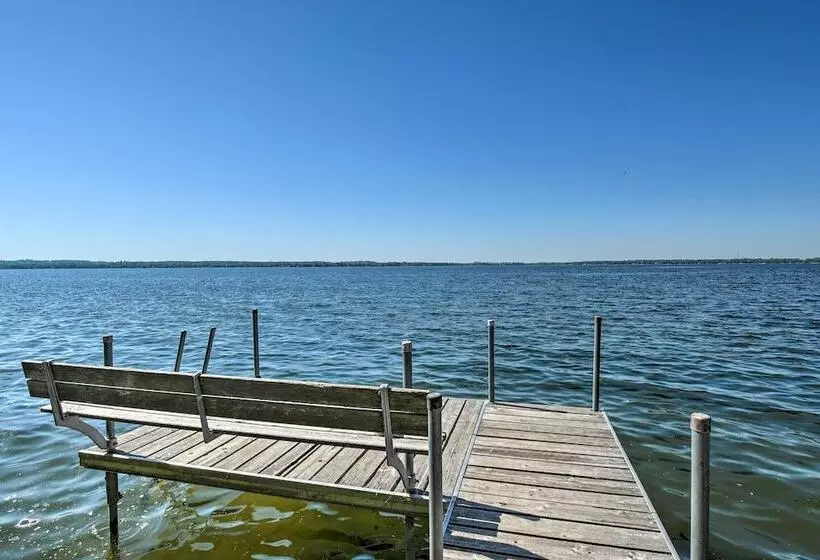 Pet Friendly Family Home Situated On Green Lake!