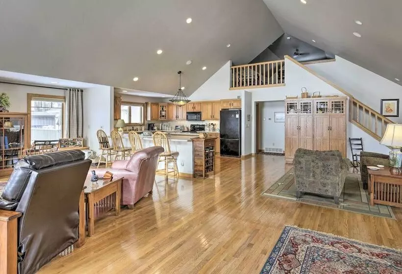 Pet Friendly Family Home Situated On Green Lake!