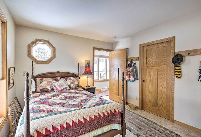 Pet Friendly Family Home Situated On Green Lake!