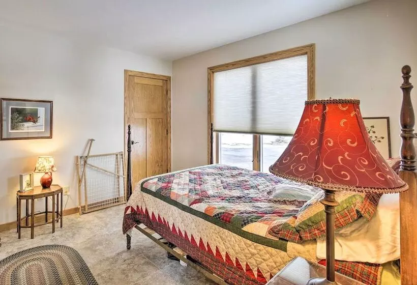 Pet Friendly Family Home Situated On Green Lake!