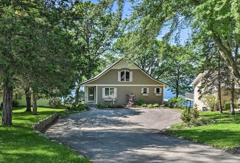 Pet Friendly Family Home Situated On Green Lake!