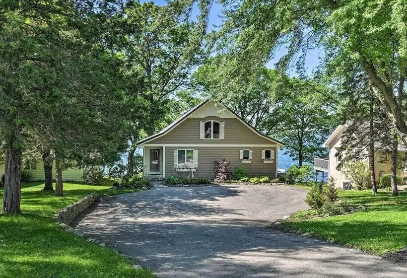 Pet Friendly Family Home Situated On Green Lake!