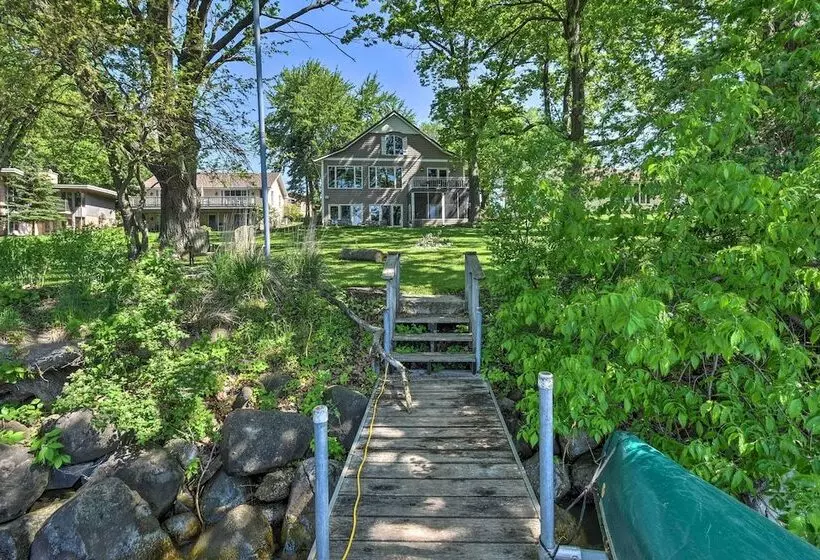 Pet Friendly Family Home Situated On Green Lake!