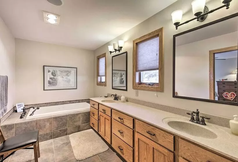 Pet Friendly Family Home Situated On Green Lake!