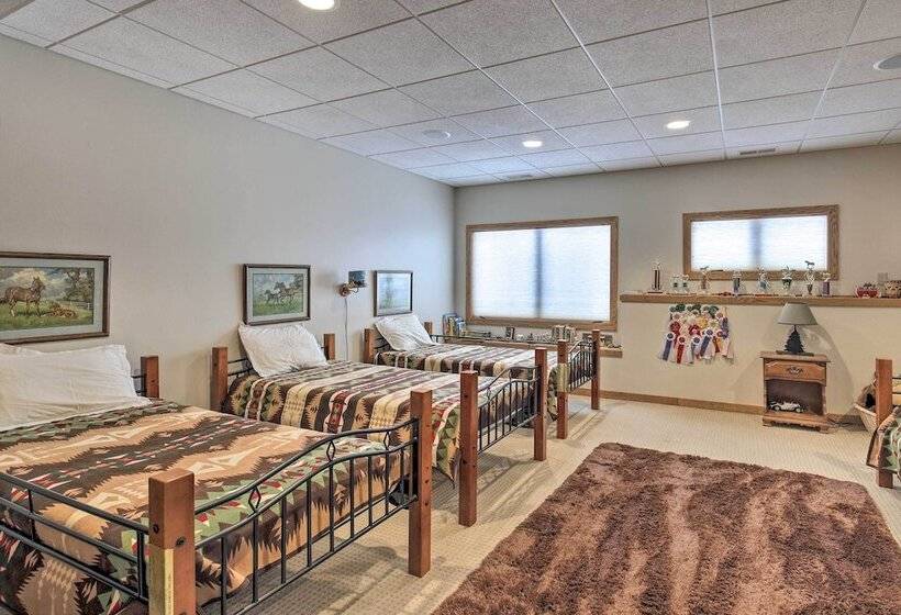 Pet Friendly Family Home Situated On Green Lake!