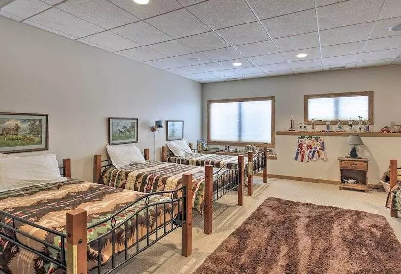 Pet Friendly Family Home Situated On Green Lake!