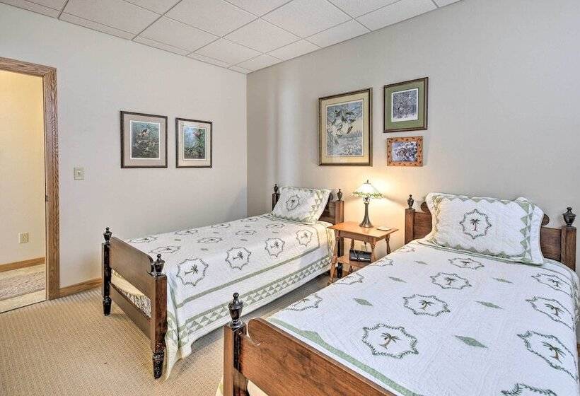 Pet Friendly Family Home Situated On Green Lake!