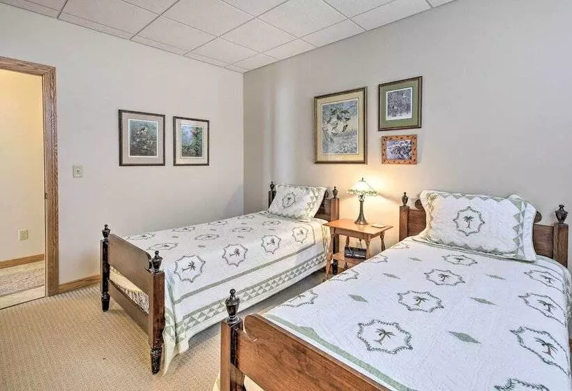 Pet Friendly Family Home Situated On Green Lake!