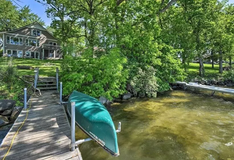 Pet Friendly Family Home Situated On Green Lake!