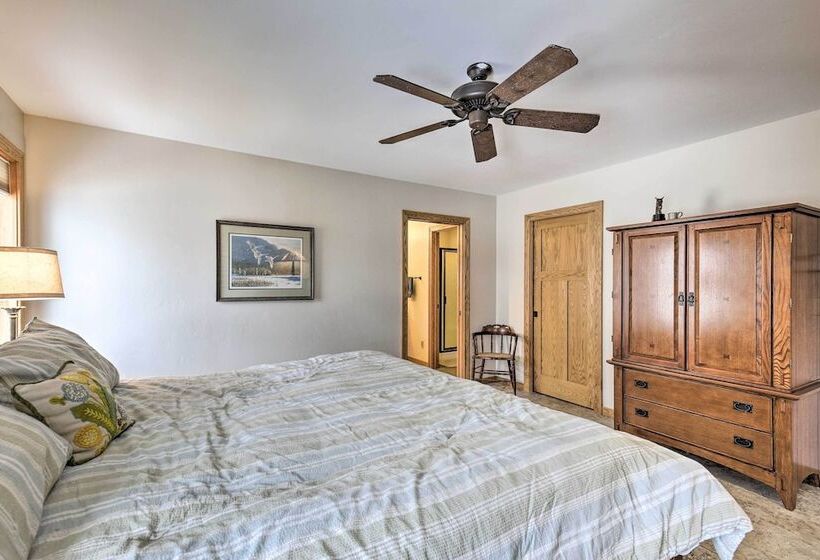 Pet Friendly Family Home Situated On Green Lake!