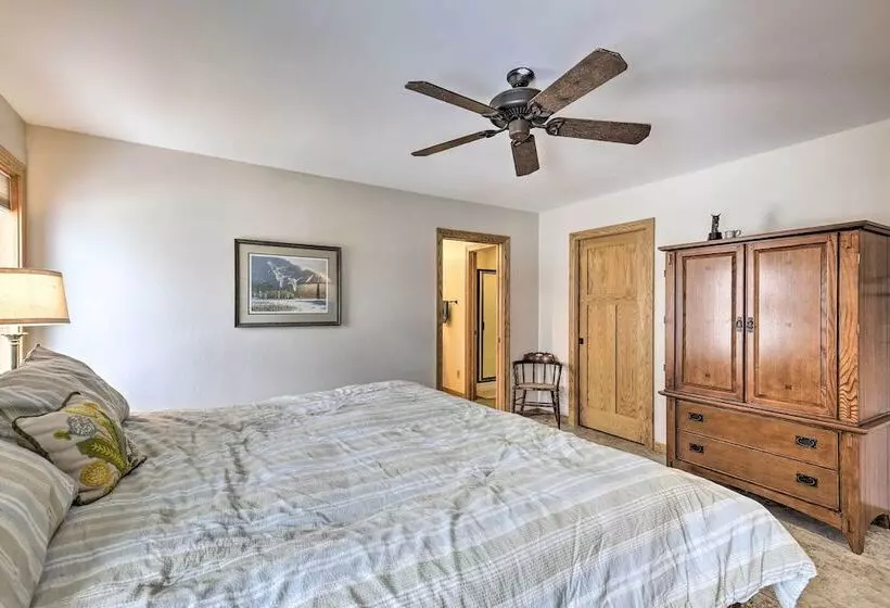 Pet Friendly Family Home Situated On Green Lake!