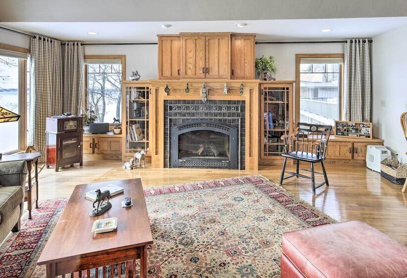 Pet Friendly Family Home Situated On Green Lake!