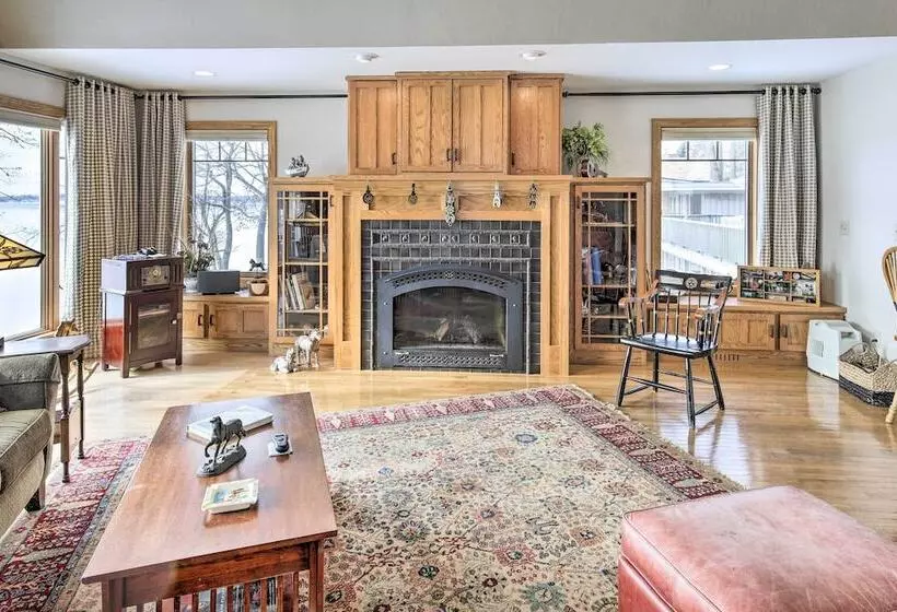 Pet Friendly Family Home Situated On Green Lake!