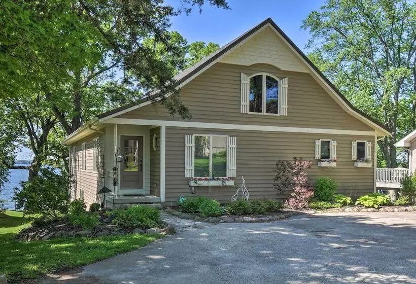 Pet Friendly Family Home Situated On Green Lake!