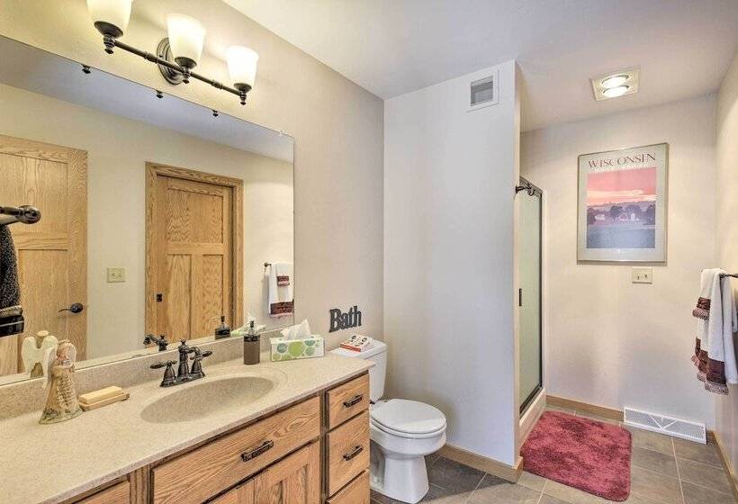 Pet Friendly Family Home Situated On Green Lake!