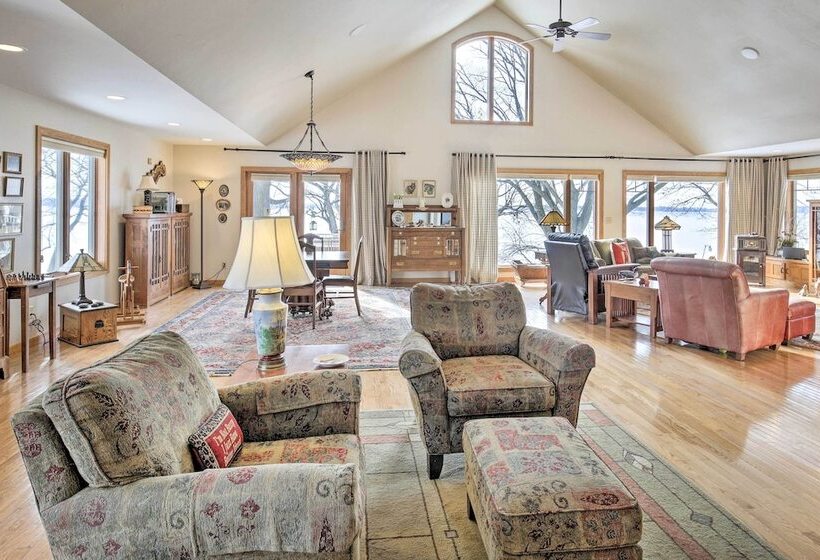 Pet Friendly Family Home Situated On Green Lake!