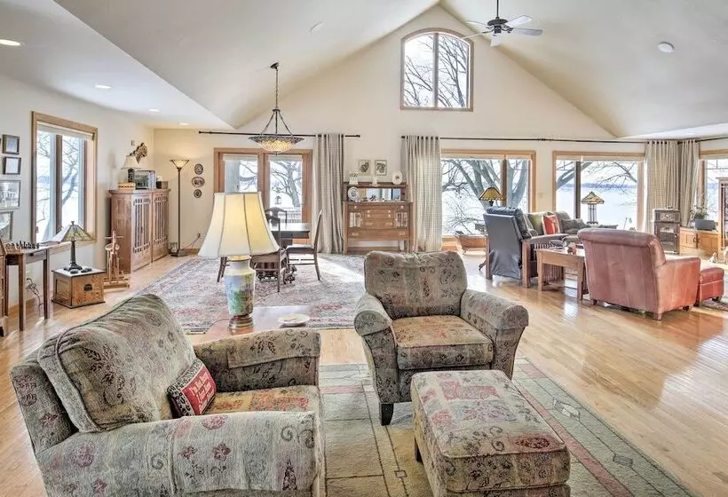 Pet Friendly Family Home Situated On Green Lake!