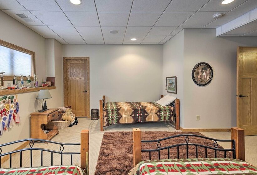 Pet Friendly Family Home Situated On Green Lake!