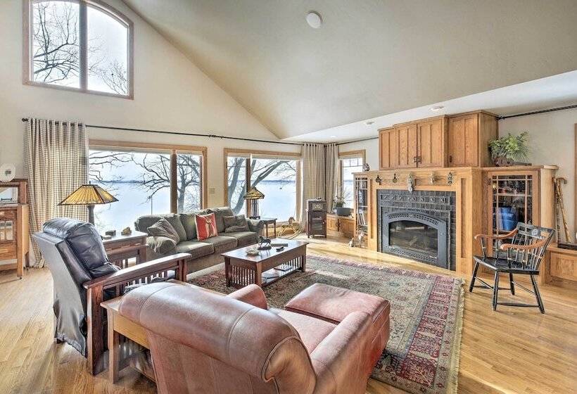 Pet Friendly Family Home Situated On Green Lake!