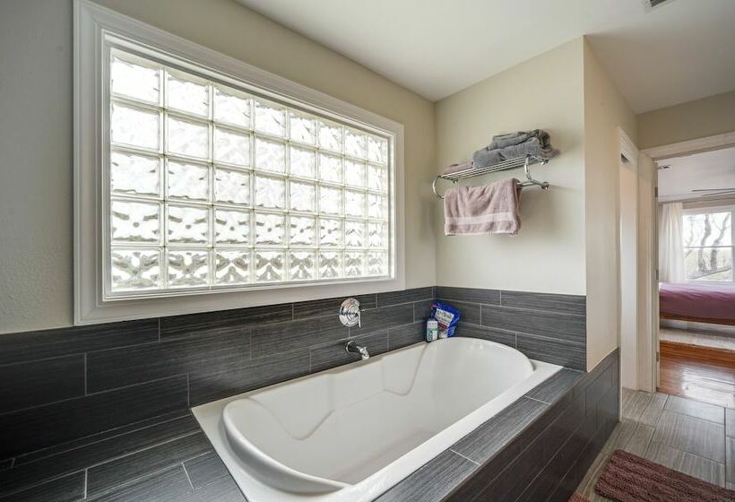 Pet Friendly Texas Retreat W/ Deck & Gas Grill!