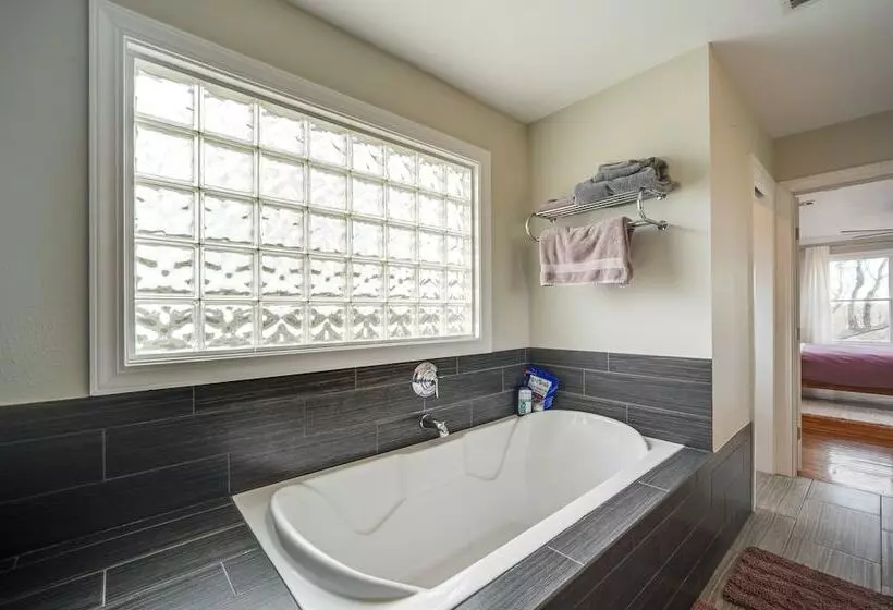 Pet Friendly Texas Retreat W/ Deck & Gas Grill!