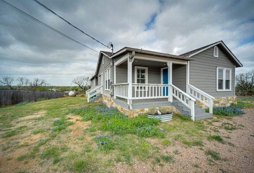 Pet Friendly Texas Retreat W/ Deck & Gas Grill!