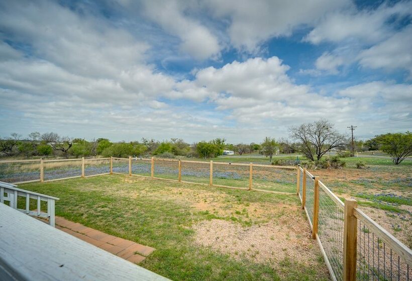 Pet Friendly Texas Retreat W/ Deck & Gas Grill!