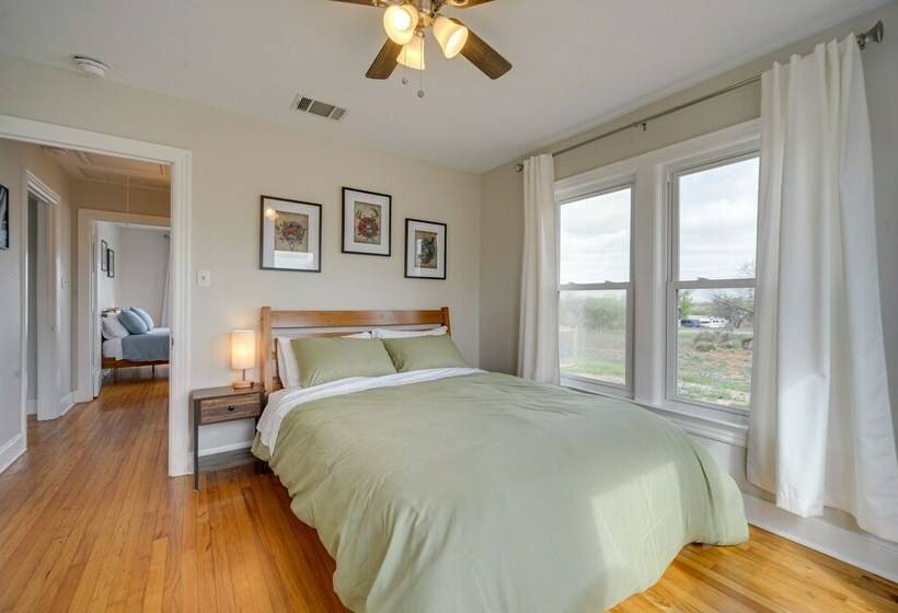 Pet Friendly Texas Retreat W/ Deck & Gas Grill!