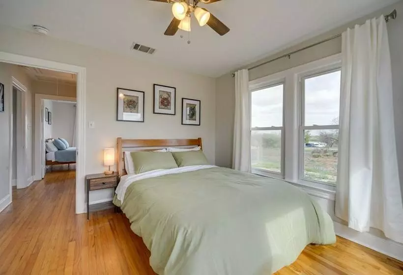 Pet Friendly Texas Retreat W/ Deck & Gas Grill!