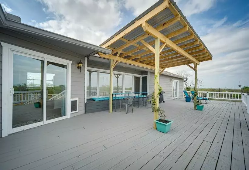 Pet Friendly Texas Retreat W/ Deck & Gas Grill!