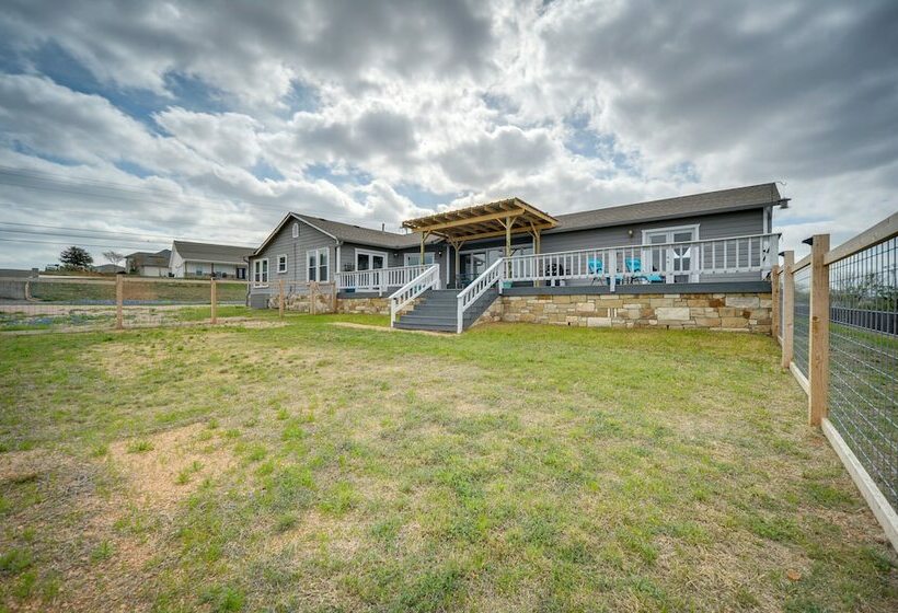 Pet Friendly Texas Retreat W/ Deck & Gas Grill!