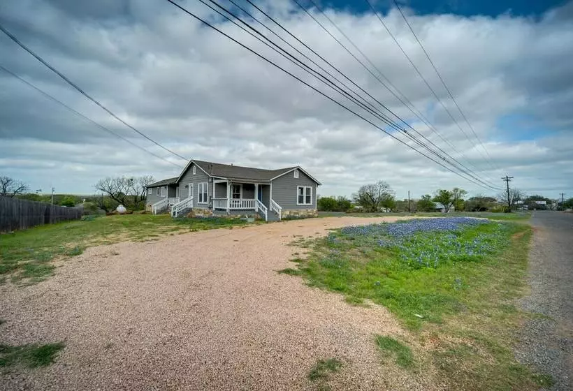 Pet Friendly Texas Retreat W/ Deck & Gas Grill!