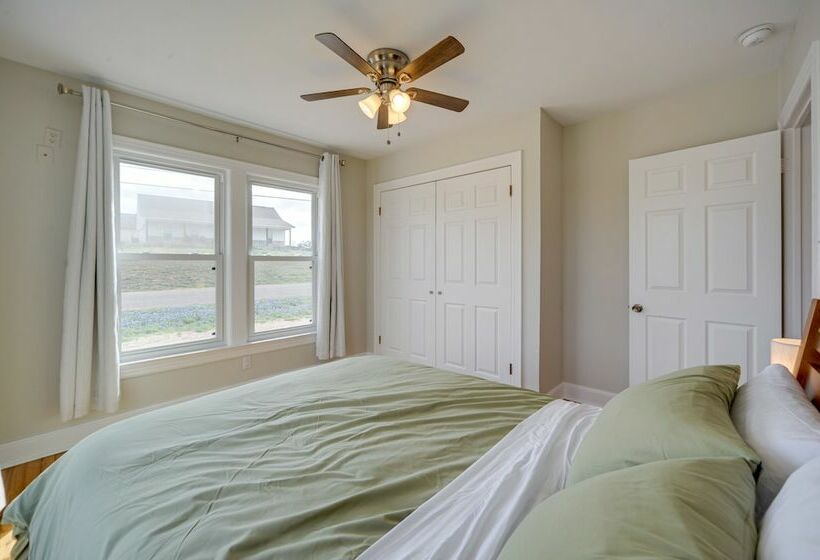 Pet Friendly Texas Retreat W/ Deck & Gas Grill!