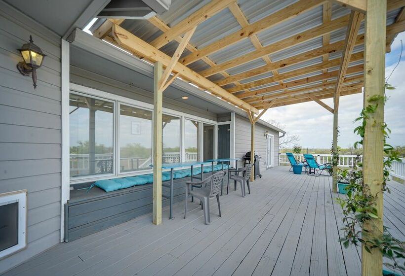 Pet Friendly Texas Retreat W/ Deck & Gas Grill!