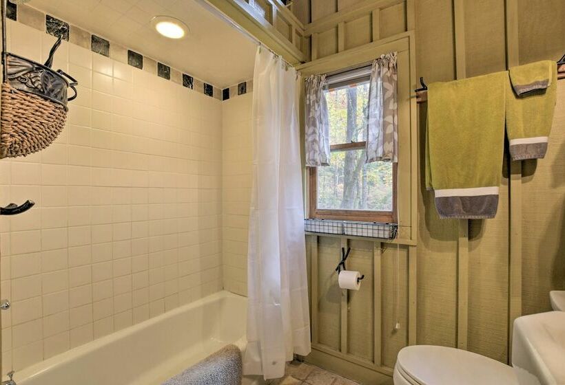 Restful Creekside Retreat By Table Rock State Park