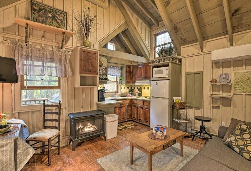 Restful Creekside Retreat By Table Rock State Park