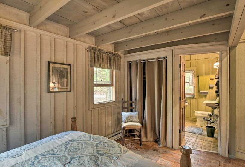 Restful Creekside Retreat By Table Rock State Park