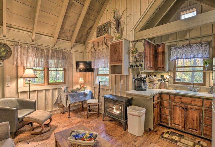 Restful Creekside Retreat By Table Rock State Park