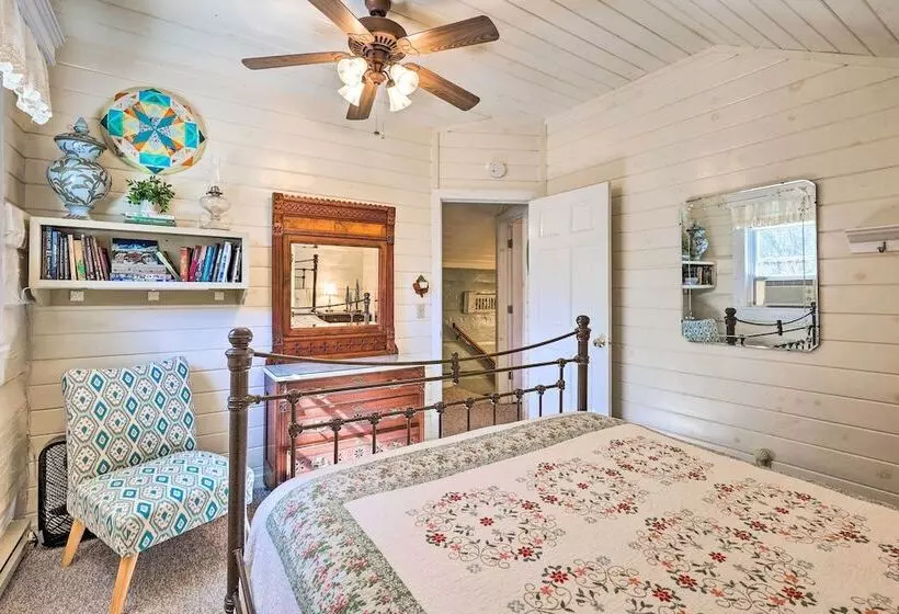 Riverfront Home W/ Fire Pit + Deck In Lansing