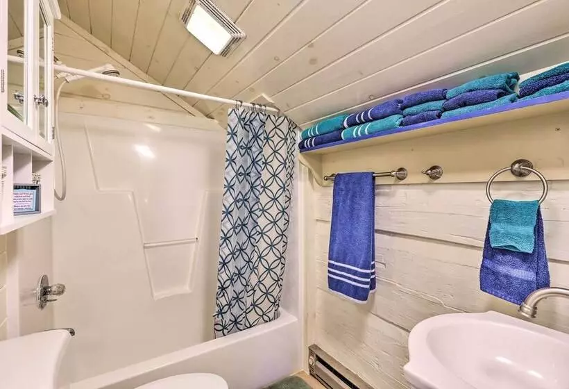 Riverfront Home W/ Fire Pit + Deck In Lansing