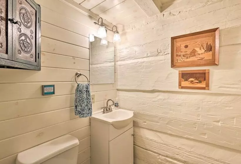 Riverfront Home W/ Fire Pit + Deck In Lansing