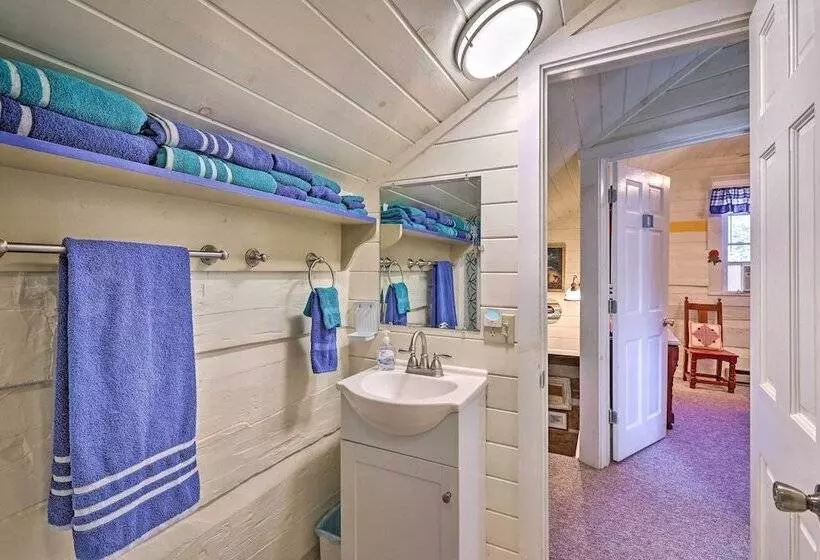 Riverfront Home W/ Fire Pit + Deck In Lansing